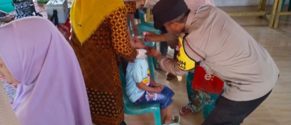 Cegah  Penyakit Polio, Bhabinkamtibmas Dampingi Petugas Kesehatan Beri Polio Pada Siswa Sd Dan Balita