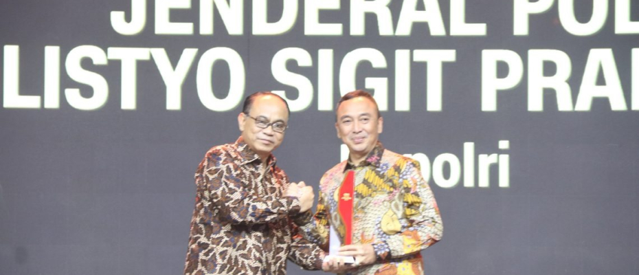Kapolri Raih Penghargaan Extraordinary Dedication of Patriotism