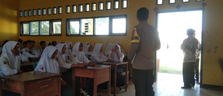 Tanamkan Tertib Lalulintas Sejak Dini, Polsek Muara Sahung Gelar Sosialisasi Di SMPN 12 Kaur