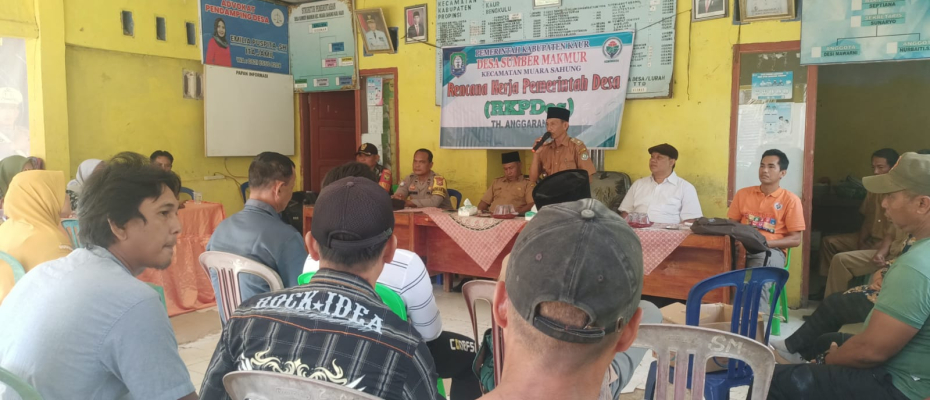 Bhabinkamtibmas Desa Sumber Makmur Monitoring dan Menghadiri Musyawarah Desa dalam Rangka Penyusunan RKPDesa Tahun Anggaran 2025
