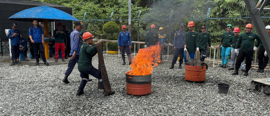 Aksi Peserta dalam kegiatan Simulasi Tanggap Darurat Bencana Alam dan Kebakaran