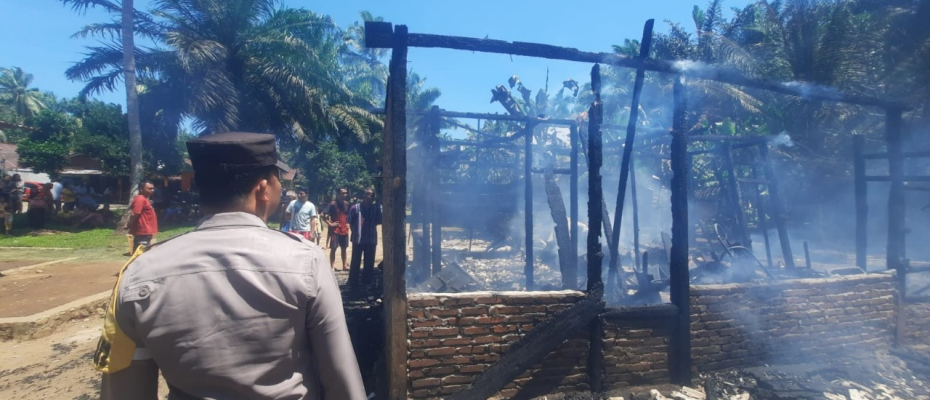 Polsek Talo Datangai dan Cek TKP Kebakaran Rumah Semi Permanen di Desa Padang Batu
