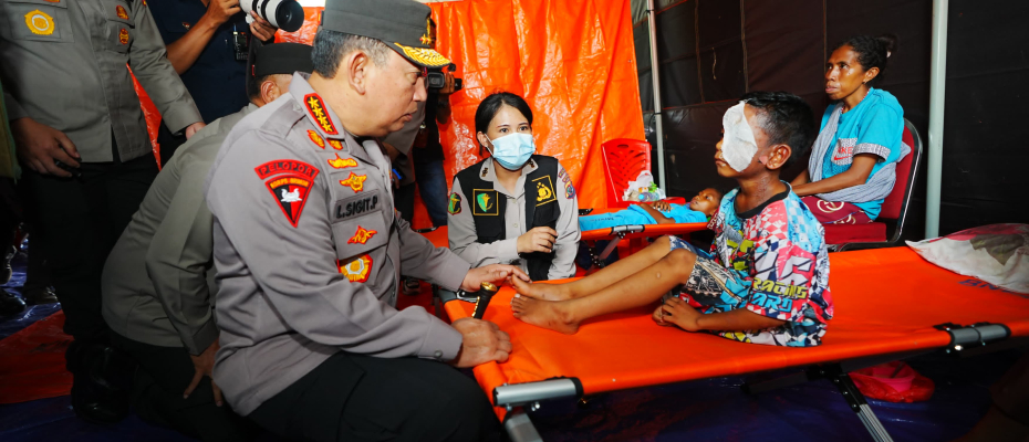 Tinjau Posko Pengungsian Erupsi Lewotobi, Kapolri Pastikan Pelayanan dan Kebutuhan Warga
