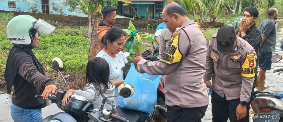 Polsek Ratu Agung Berikan Bantuan kepada Warga Terdampak Banjir dan Persiapkan Dapur Umum di Kota Bengkulu