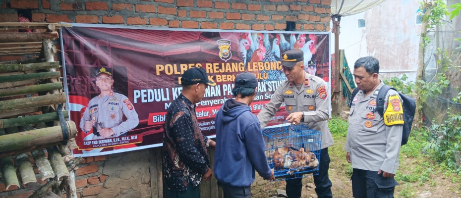 Kapolres Rejang Lebong Serahkan Bantuan Bibit Ayam Elba untuk Penanganan Stunting di Desa Tebat Tenong Luar