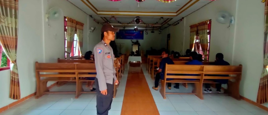 Bhabinkamtibmas Polsek Kedurang Ilir Amankan Ibadah Jemaat, Ciptakan Rasa Nyaman Beribadah