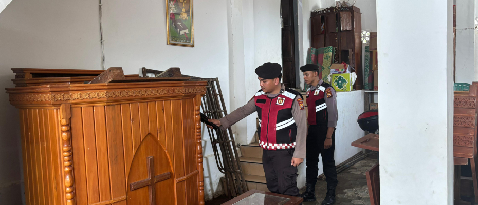 Jelang Natal, Personel Polres Lebong Laksanakan Pengamanan dan Sterilisasi Gereja