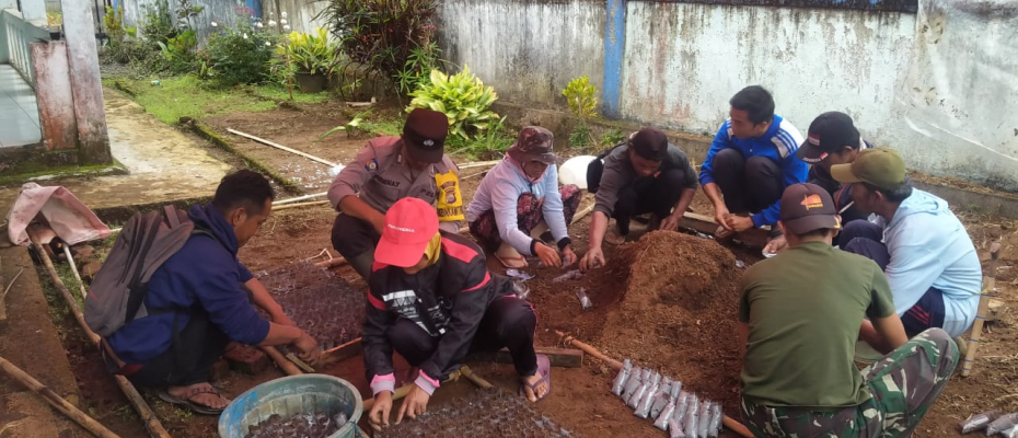Dukung Ketahanan Pangan, Bhabinkamtibmas Polsek Lebong Selatan Hadiri Kegiatan Pembibitan Sayuran di Desa Mangkurajo