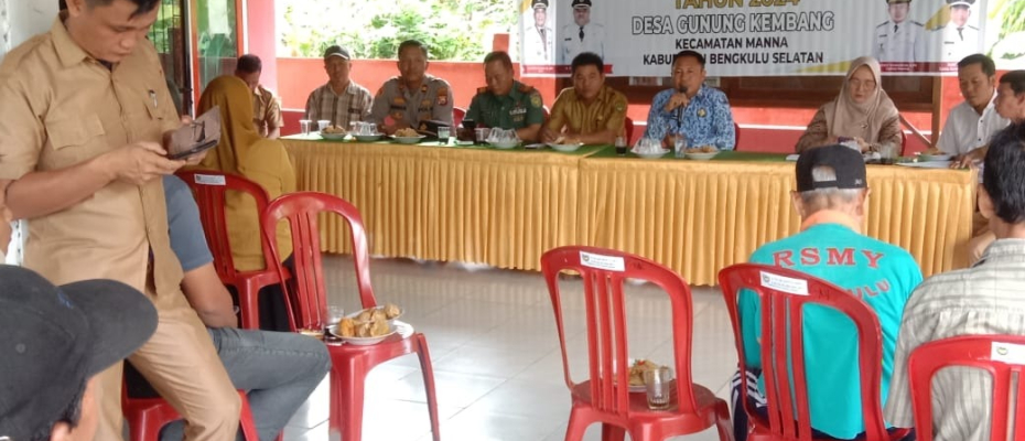 Kapolsek dan Bhabinkamtibmas Polsek Manna Hadiri Serah Terima Pembangunan Desa Gunung Kembang
