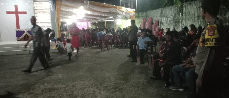 Bhabinkamtibmas Polsek Kota Manna Amankan Perayaan Natal di Gereja Gekesia Efata Jaga Kehikmatan dan Kenyamanan Beribadah Umat Kristiani