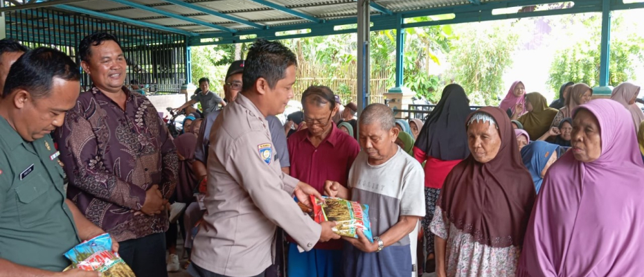 Kanit Binmas Polsek Seginim Hadiri Pembagian Bibit Benih Jagung dan Padi di Desa Sindang Bulan