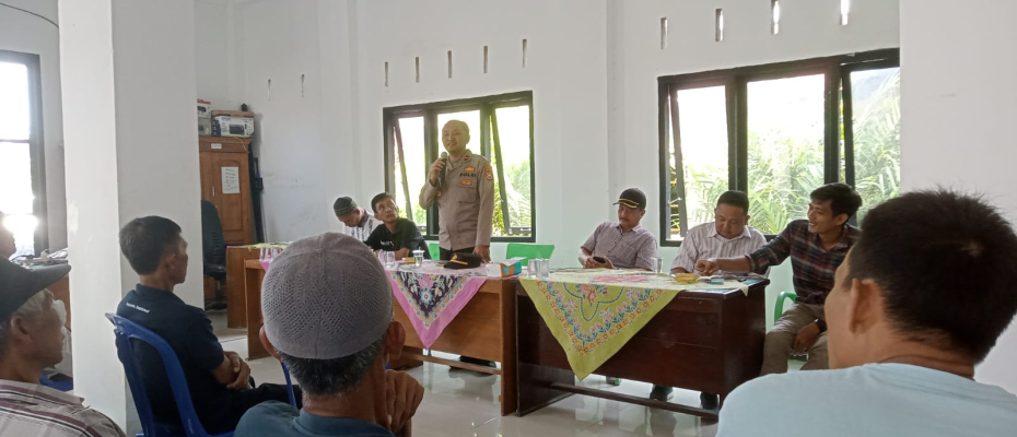 Kapolsek dan Bhabinkamtibmas Polsek Kedurang Ilir Pantau Pembangunan Desa dan Menghadiri Sertifikasi Fisik Infrastruktur