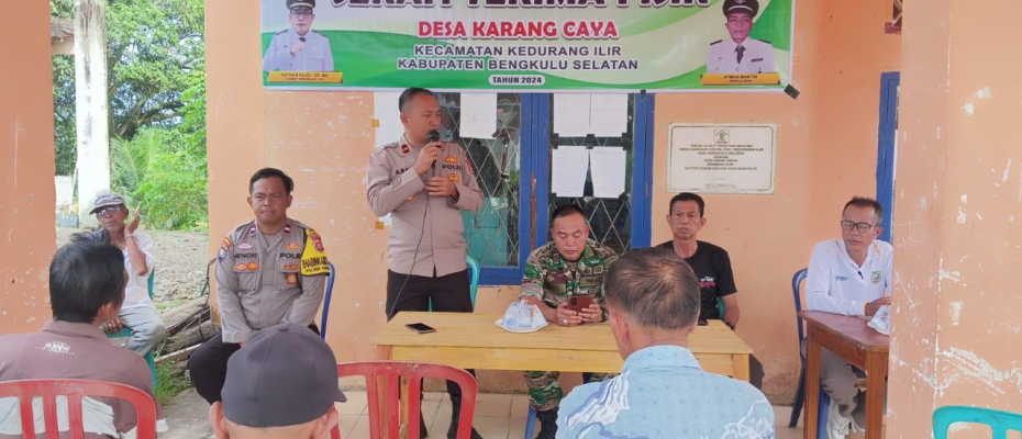 Kapolsek dan Bhabinkamtibmas Kedurang Ilir Pantau Progres Pembangunan Desa Karang Caya