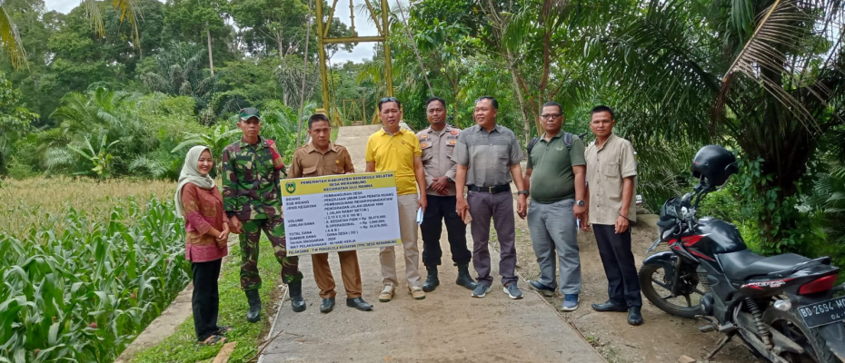 Kapolsek dan Bhabinkamtibmas Polsek Pino Hadiri Sertifikasi Pembangunan Jalan di Desa Merambung