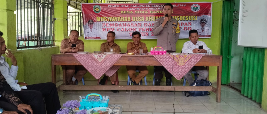 Bhabinkamtibmas Polsek Pino Raya Hadiri Musyawarah Penetapan Calon Penerima BLT Desa Suka Bandung