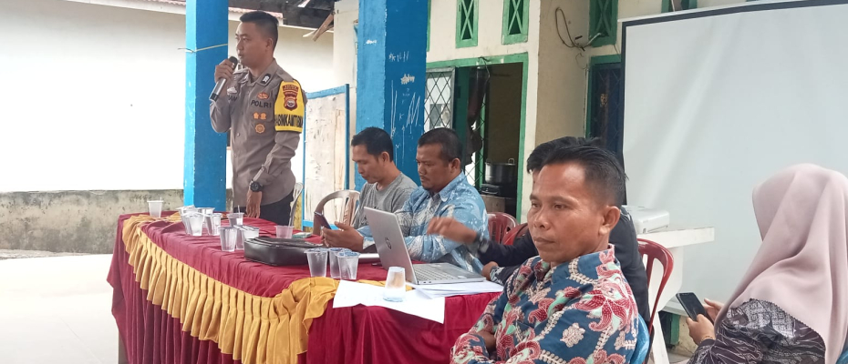 Bhabinkamtibmas Polsek Kedurang Ilir Hadiri Musyawarah Penetapan Calon Penerima BLT dan LPPD Desa Lawang Agung