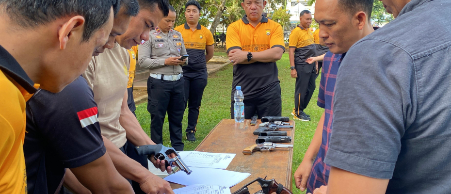 Kapolres Lebong Pimpin Pengecekan Senpi Personel