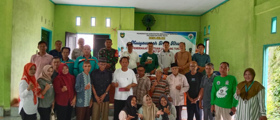 Bhabinkamtibmas Polsek Pino Raya Hadiri Musyawarah Penetapan Calon Penerima BLT di Desa Selali