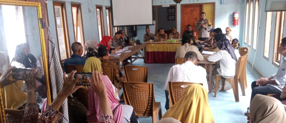 Bhabinkamtibmas Polsek Pino Hadiri Musyawarah Penetapan Calon Penerima BLT Desa Padang Lebar