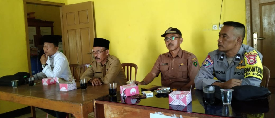 Bhabinkamtibmas Polsek Seginim Hadiri Pelantikan Perangkat Desa Tanjung Agung Terpilih