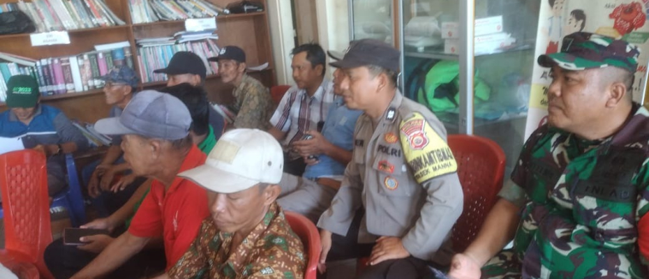 Kapolsek dan Bhabinkamtibmas Polsek Manna Hadiri Musyawarah Penetapan Calon Penerima BLT Desa Melao