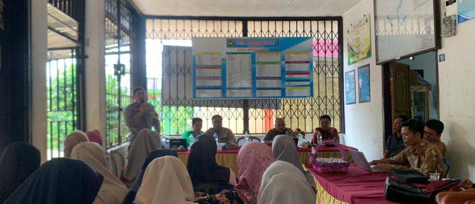 Bhabinkamtibmas Polsek Pino Hadiri Musyawarah Penetapan Penerima BLT di Desa Padang Mumpo