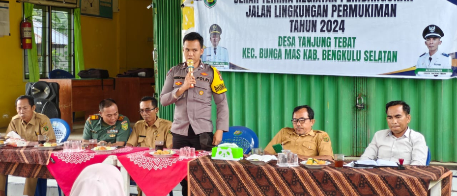 Bhabinkamtibmas Polsek Manna Hadiri Serah Terima Pekerjaan Desa di Desa Tanjung Tebat