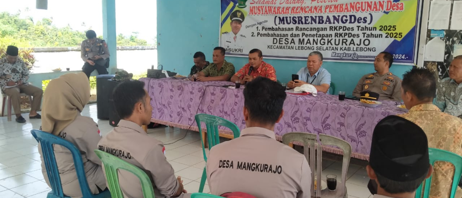 Tingkatkan Koordinasi, Kapolsek dan Bhabinkamtibmas Polsek Lebong Selatan Hadiri Monev DD dan ADD di Desa Mangkurajo