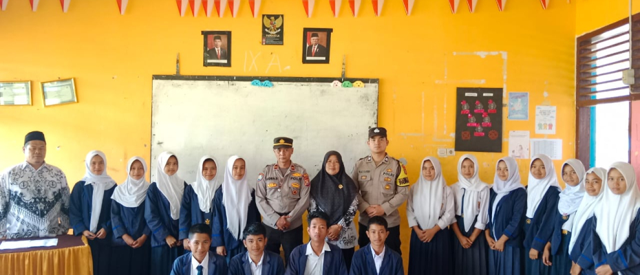 Berikan Pembinaan, Bhabinkamtibmas Polsek Lebong Atas Sambang ke Sekolah