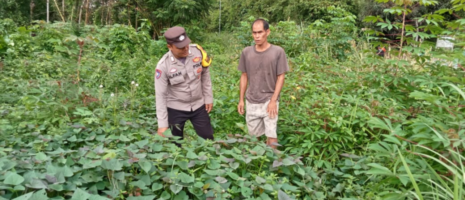 Bhabinkamtibmas Sukaraja Ajak Warga Manfaatkan Pekarangan untuk Ketahanan Pangan