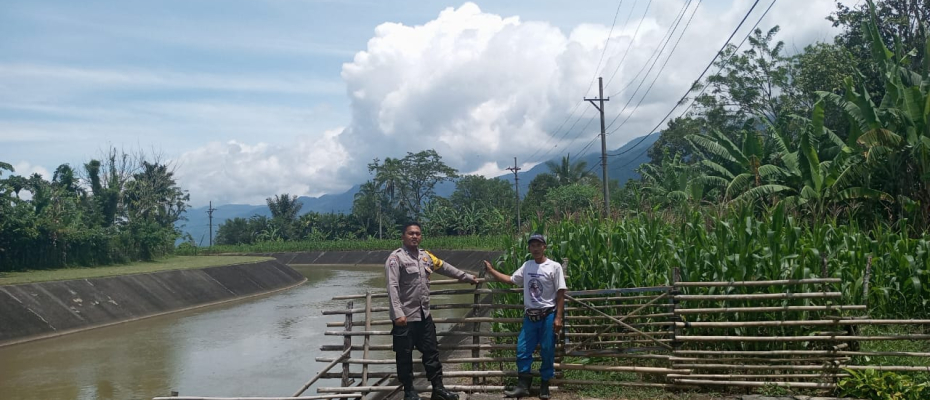 Sambang, Bhabinkamtibmas Polsek Lebong Selatan Cek Tanaman Jagung Warga Binaan